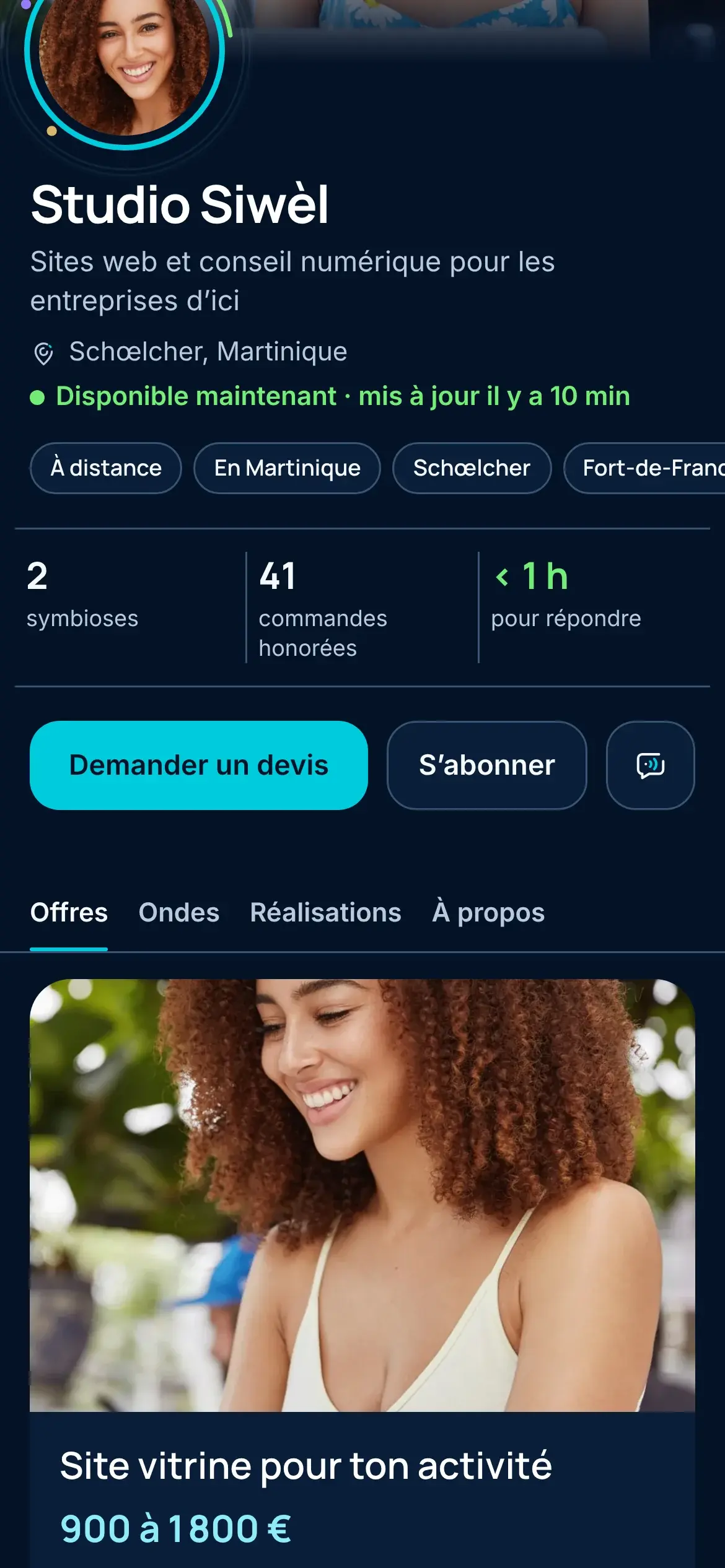 Vitrine de Studio Siwèl, un Hub d’exemple : sites web et conseil numérique à Schœlcher, disponible maintenant, le bouton « Demander un devis » et l’offre Site vitrine pour ton activité, de 900 à 1 800 €.